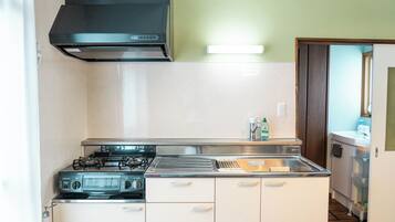 Maison, 2 chambres, non-fumeurs | Cuisine privée | Réfrigérateur, micro-ondes, plaque de cuisson, bouilloire électrique