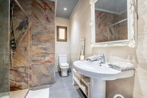 Dusche, Haartrockner, HandtĂŒcher