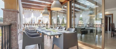 Outdoor dining