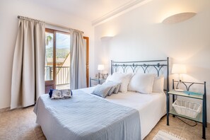 4 bedrooms, iron/ironing board, free WiFi, bed sheets