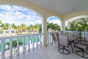 Outdoor dining - P73 - Charming 4 bedroom duplex with deep water dockage and Cabana Club access. (Key Colony Beach)