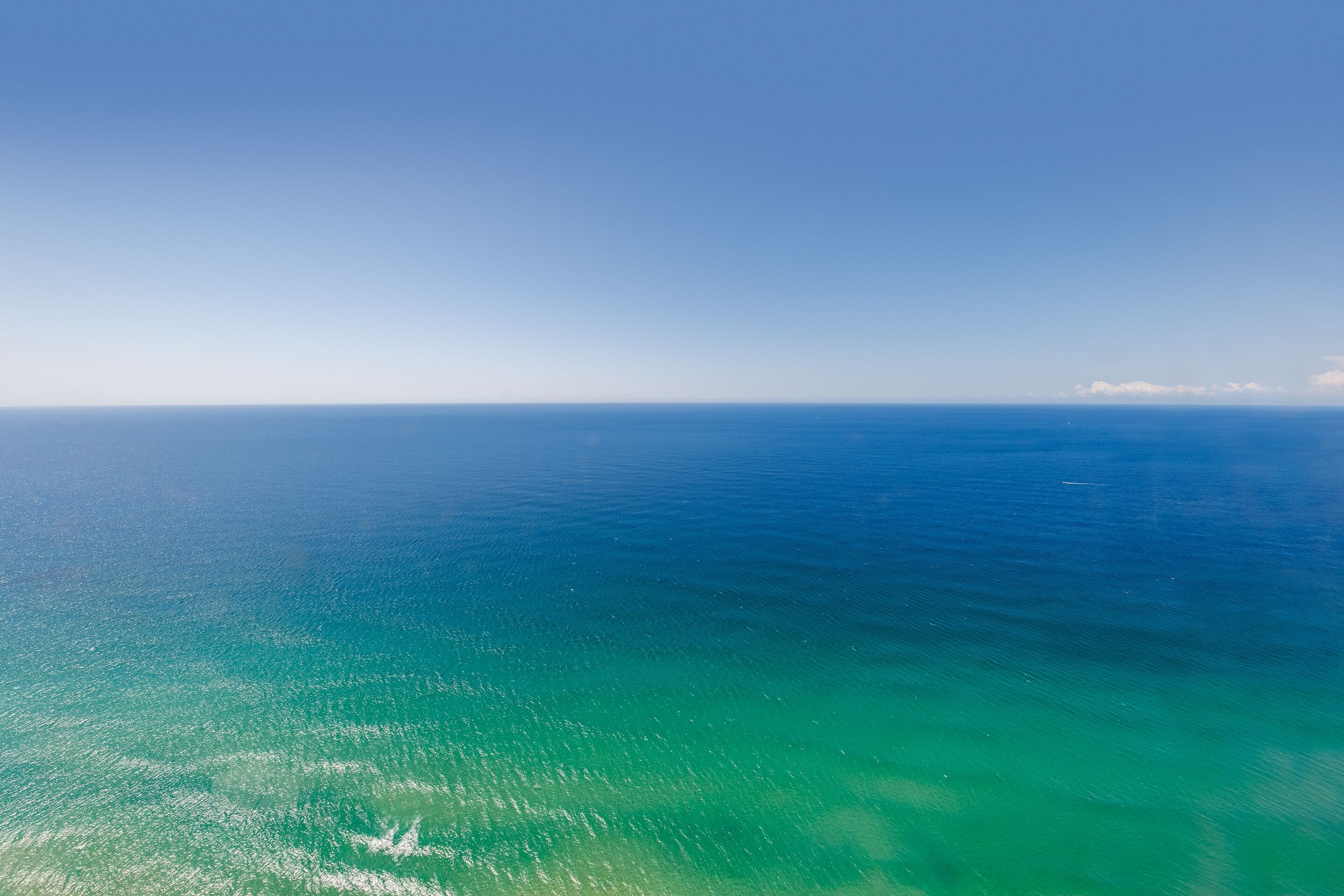 Una vista despejada del océano y un horizonte lejano.