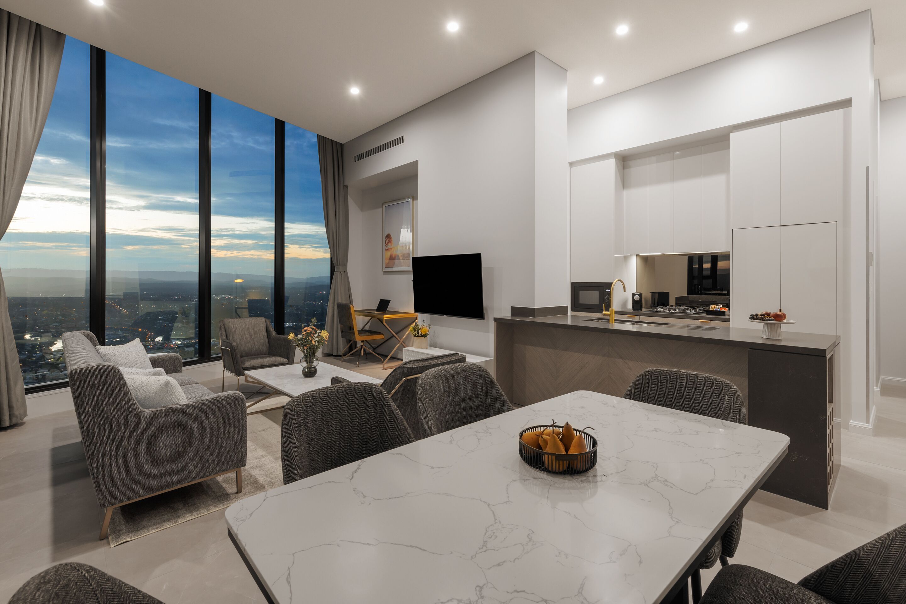 Una sala de estar moderna con un gran ventanal, un comedor y una cocina.