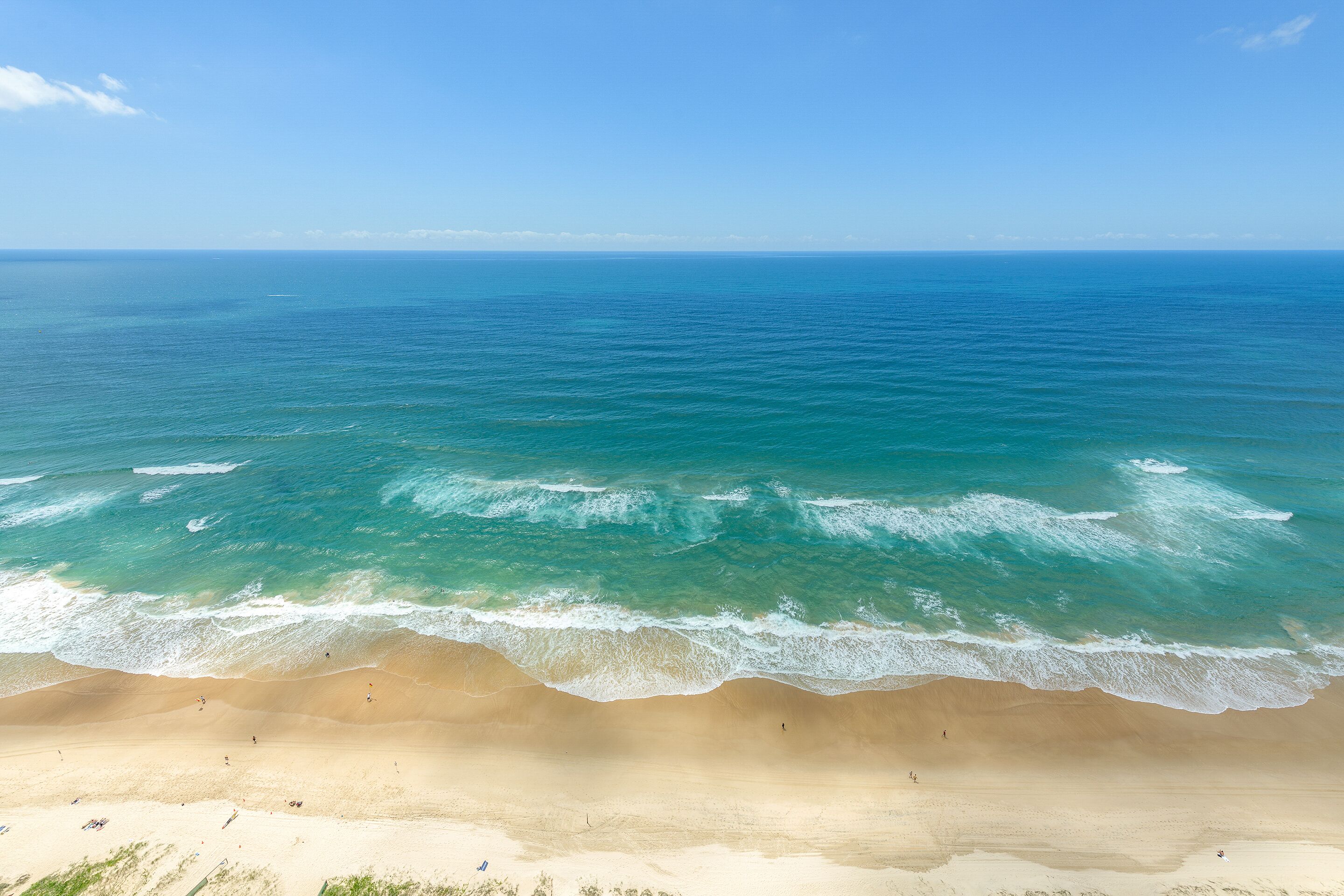 Uma praia com águas azul-claras e uma faixa de areia.