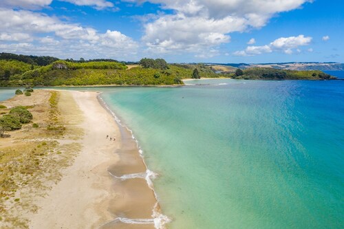 Tapuaetahi Beachfront Studio - Downstairs Unit