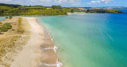 Tapuaetahi Beachfront Studio - Downstairs Unit