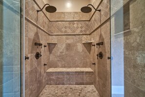 Hair dryer, towels, soap, shampoo - Spacious Private Resort walk to Downtown Palm Springs (Palm Springs)