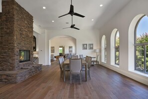 Dining - Spacious Private Resort walk to Downtown Palm Springs (Palm Springs)