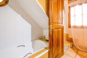 Bathtub, hair dryer, towels - Holiday Home Finca "Es Mua" with Pool, Wi-Fi, Air Conditioning & Garden (Muro)