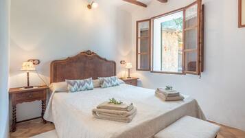 3 slaapkamers, een strijkplank/strijkijzer, gratis wifi, beddengoed