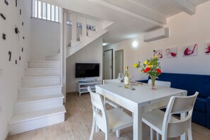Dining - Holiday Apartment “Sa Domo Mea Isola Rossa” with Sea View and Air Conditioning (Isola Rossa)