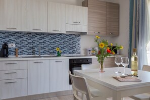 Køleskab, mikrobølgeovn, ovn, kogeplade