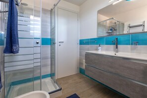 Een douche, een haardroger, handdoeken