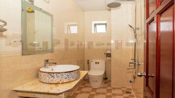 Shower, rainfall showerhead, free toiletries, hair dryer