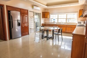 Fridge, microwave, oven, coffee/tea maker