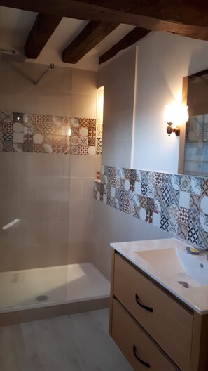 Douche, sèche-cheveux, serviettes fournies, savon