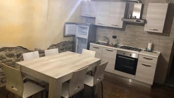 Fridge, oven, stovetop, coffee/tea maker