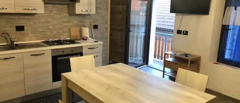 Frigorífic, forn, placa de cuina i cafetera i tetera