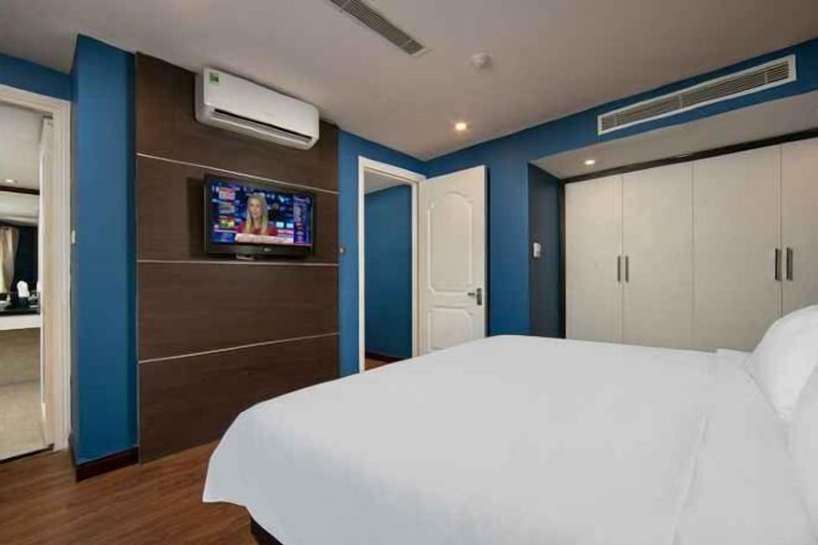 Premium bedding, free minibar items, in-room safe, desk