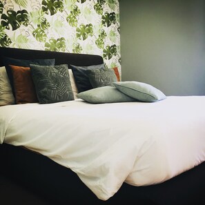2 bedrooms, desk, iron/ironing board, free WiFi - OEVER51: Sleeping by the water.<br> (Aalst)