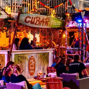 Bar (on property) - OEVER51: Sleeping by the water.<br> (Aalst)