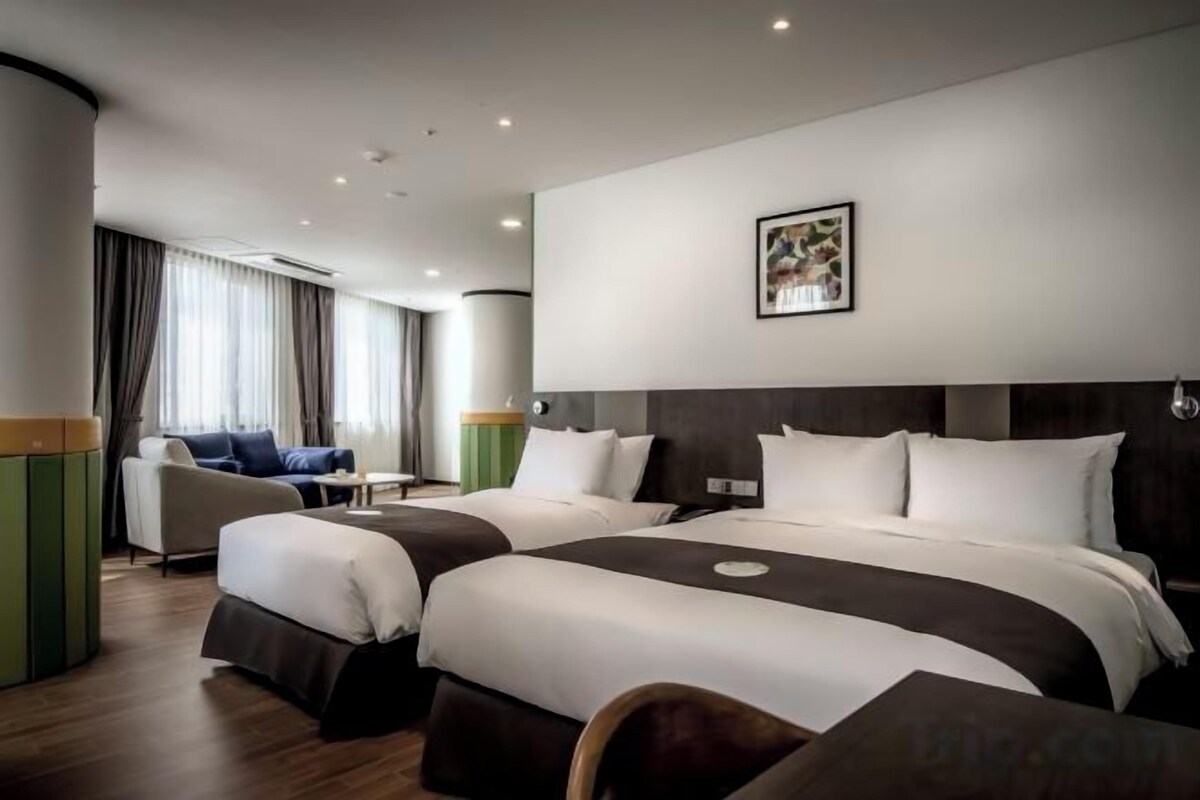 WiFi (free), bed sheets