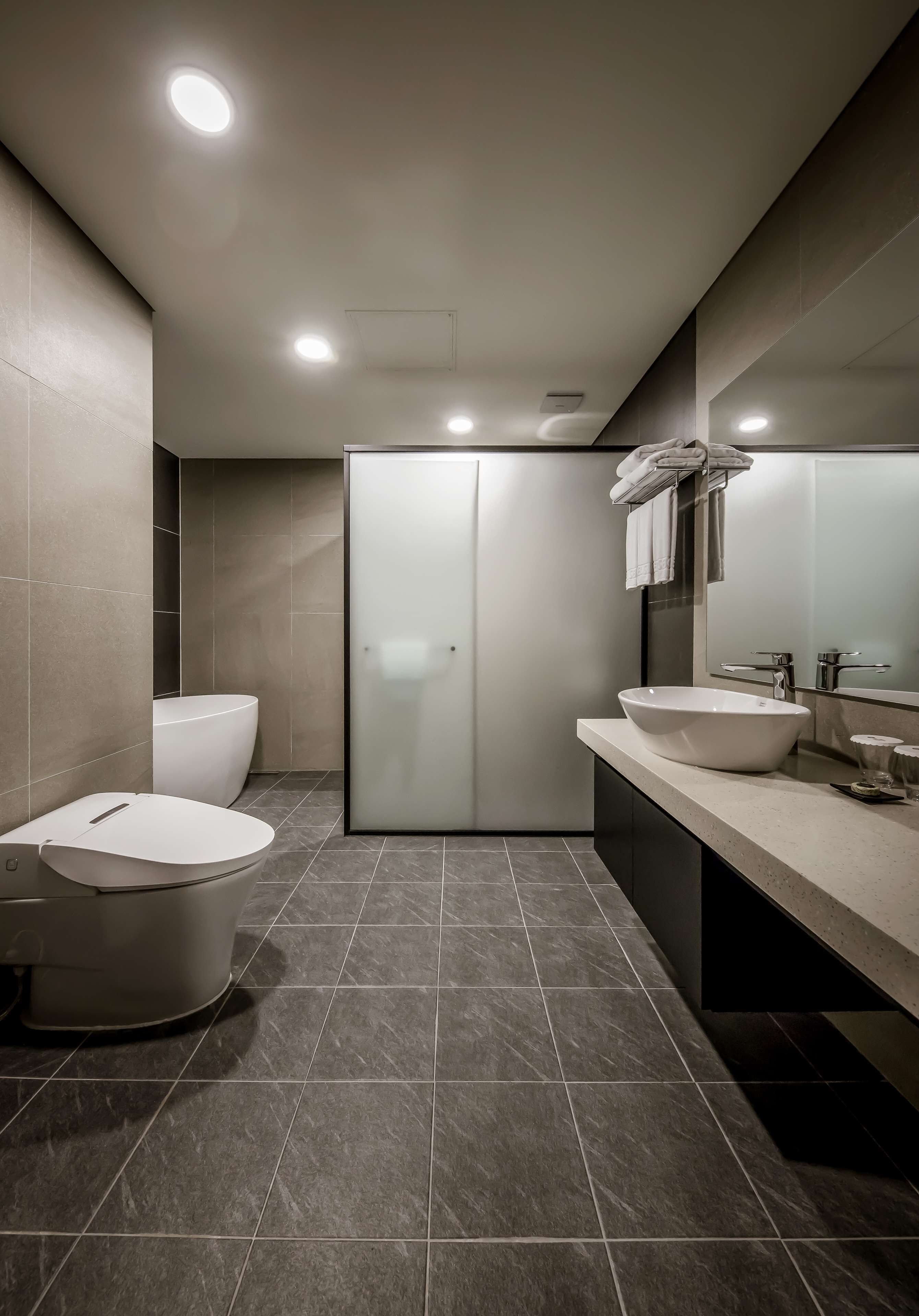 suite, multiple beds, non smoking, microwave (presidential) | bathroom | towels