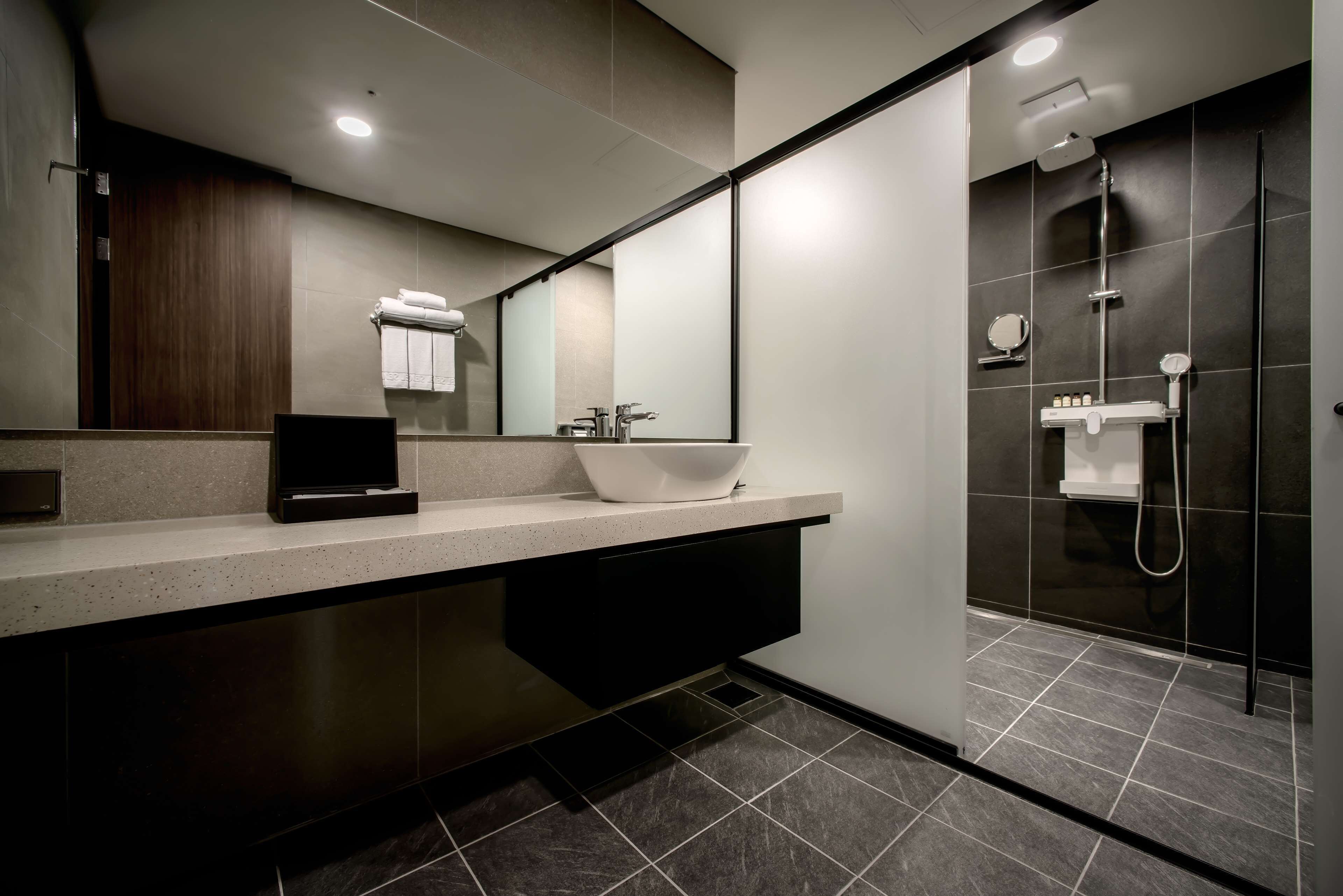 superior suite, multiple beds, non smoking, microwave (3 mats) | bathroom | towels