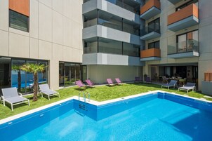 Εξωτερική πισίνα, ξαπλώστρες