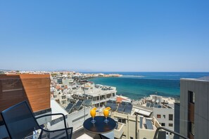 Superior suite | Hypoallergeen beddengoed, een minibar met enkele gratis items