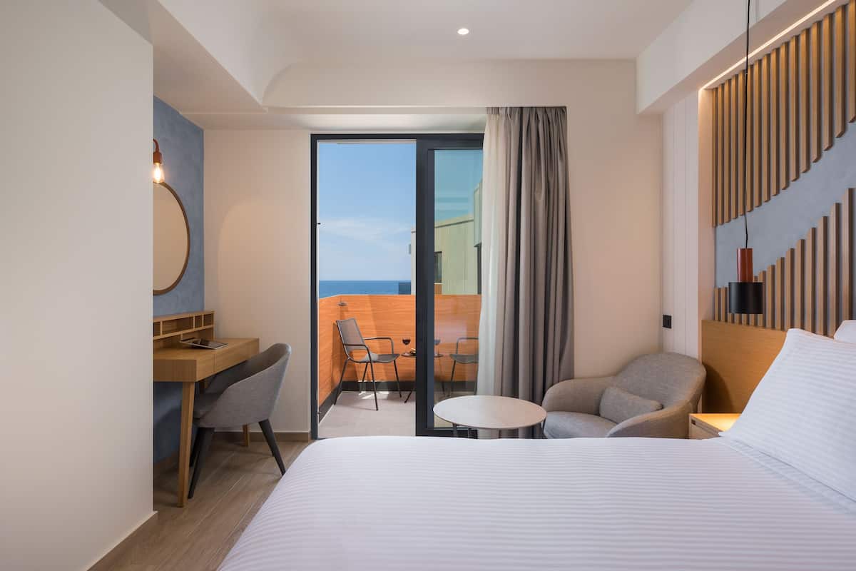 Phòng đôi tiện nghi đơn giản | Bộ đồ giường kháng dị ứng, minibar với thức ăn, đồ uống miễn phí 