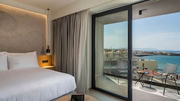 Deluxe Double Room | Hypo-allergenic bedding, free minibar items, in-room safe, desk