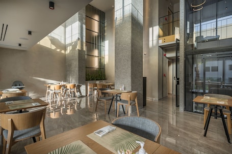 Restaurant. Hyperion City Hotel