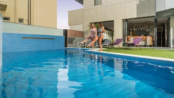 Piscina all'aperto, lettini