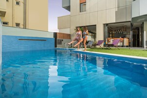 Piscina externa, espreguiçadeiras
