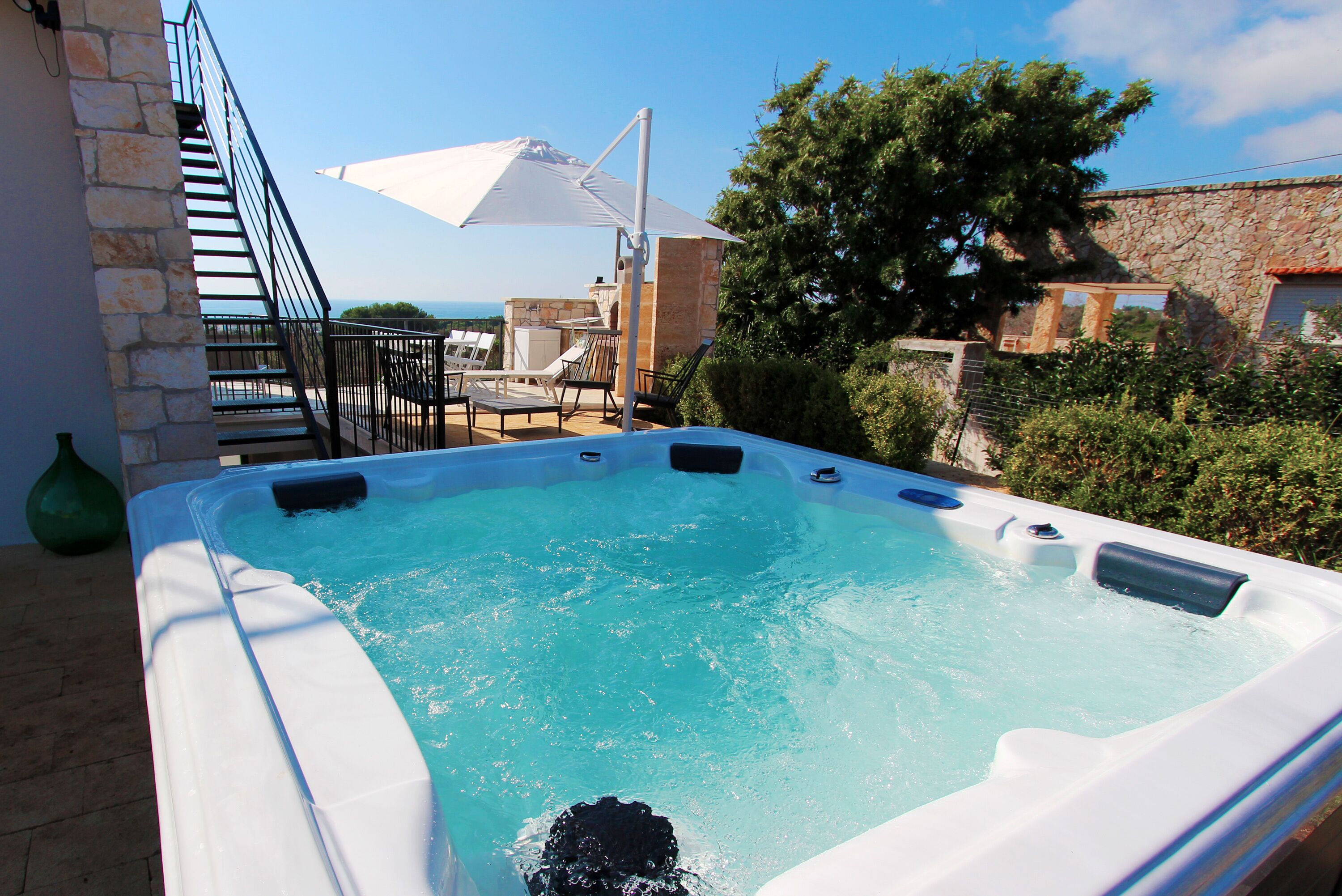 Outdoor spa tub