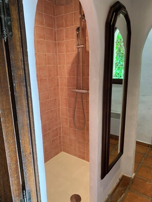 Haartrockner, Handtücher, Toilettenpapier