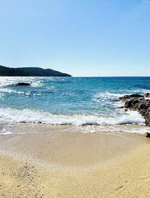 Beach nearby, sun loungers, beach towels