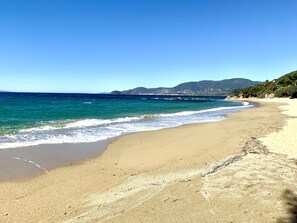 Beach nearby, sun loungers, beach towels