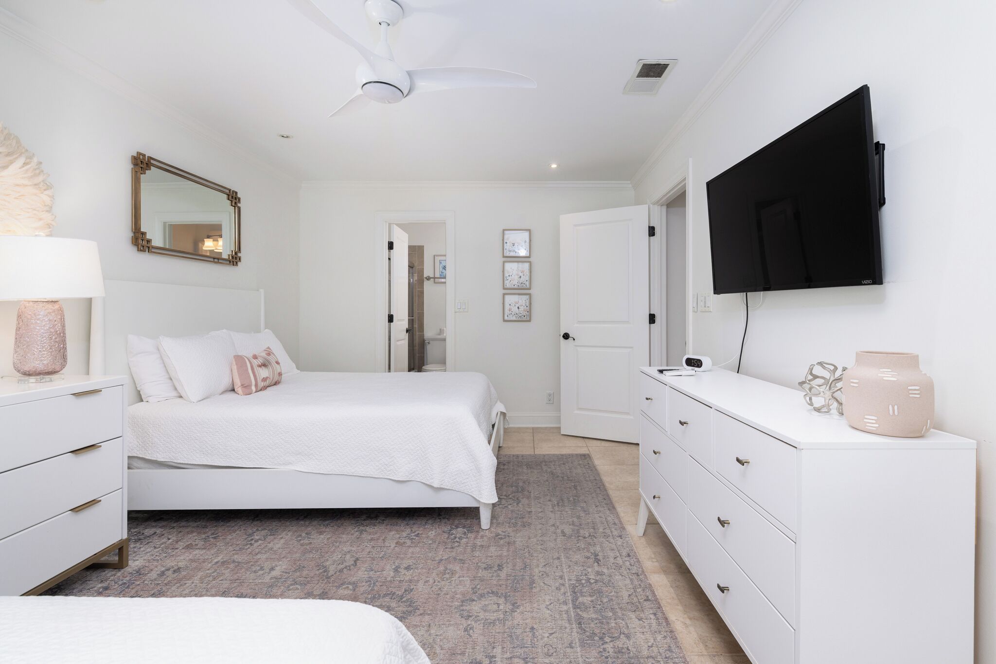3 bedrooms, iron/ironing board, internet, bed sheets