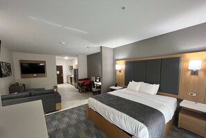 Suite - 1 kingsize-seng med sovesofa - tekøkken (Jetted Tub, 2 TVs) | Skrivebord, arbejdsområde til bærbare computere, strygejern/strygebræt