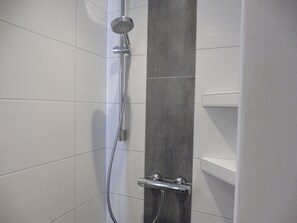 Shower, hair dryer, towels - Fewo Sandbank - Ferienanlage Blinkfuer (Dornum)