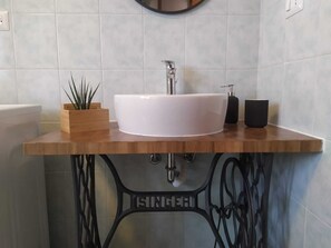 Douche, sèche-cheveux, bidet, serviettes fournies