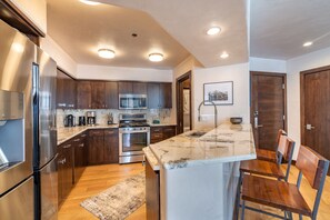 冷蔵庫、電子レンジ、オーブン、コンロ