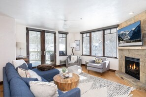 スマートテレビ、暖炉、ミュージックライブラリ、ビデオライブラリ