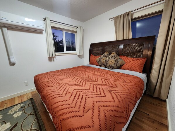 3 bedrooms, desk, iron/ironing board, travel crib - Jacksonville Place (Medford)