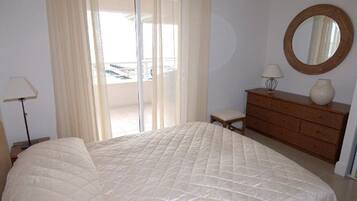 3 bedrooms, in-room safe, iron/ironing board, WiFi