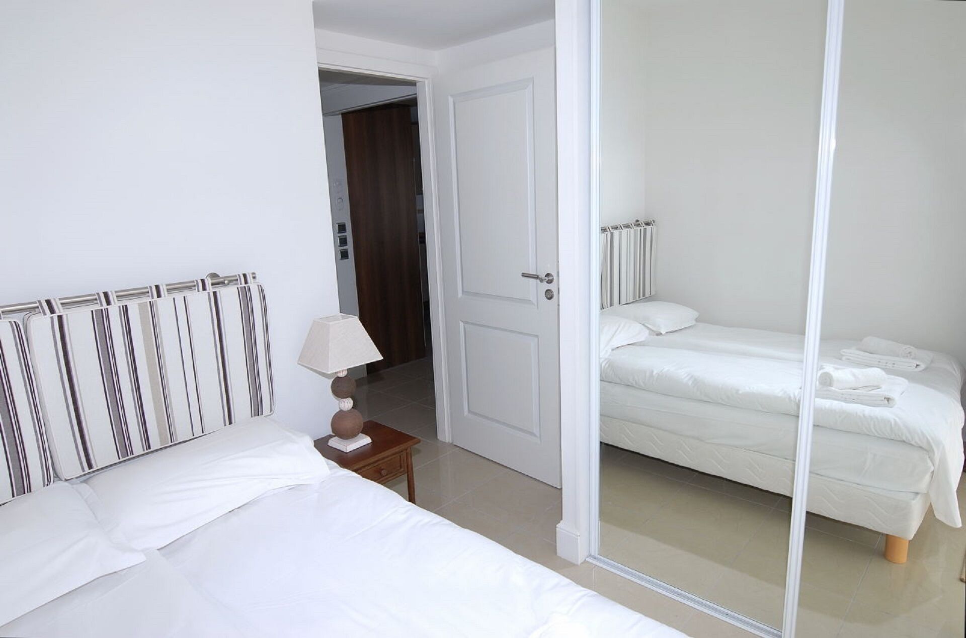 2 chambres, coffres-forts dans les chambres, fer et planche à repasser