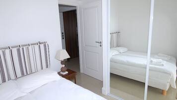 2 chambres, coffres-forts dans les chambres, fer et planche Ă repasser