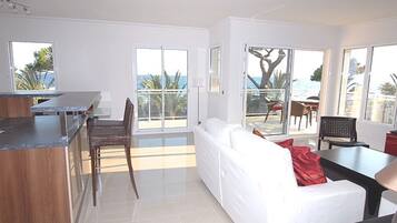 Televisie, een dvd-speler, boeken en een filmbibliotheek